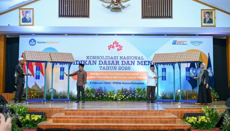 Prioritas program Kemendikdasmen 2026 mencakup revitalisasi sekolah, wajib belajar 13 tahun, kesejahteraan guru, dan peningkatan kualitas akademik siswa, untuk memperkuat mutu dan akses pendidikan Indonesia.